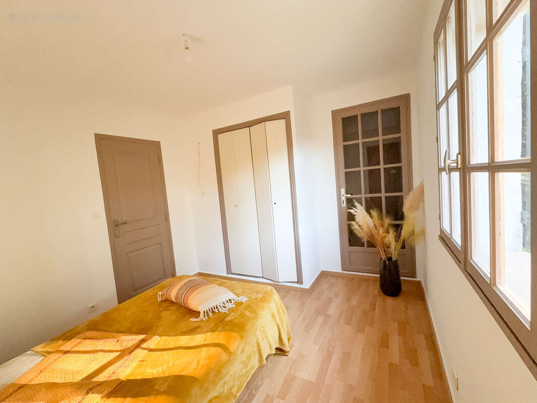 Maison à SAINT-MITRE-LES-REMPARTS