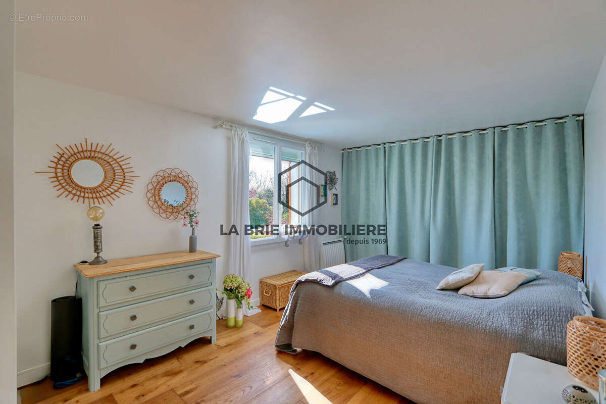 Maison à MANDRES-LES-ROSES