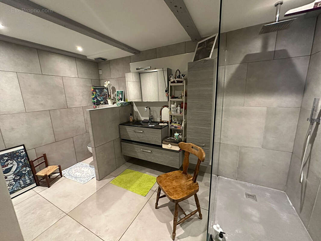 Chalet avec deux appartements indépendants et un grenier aménageable. - photo 8