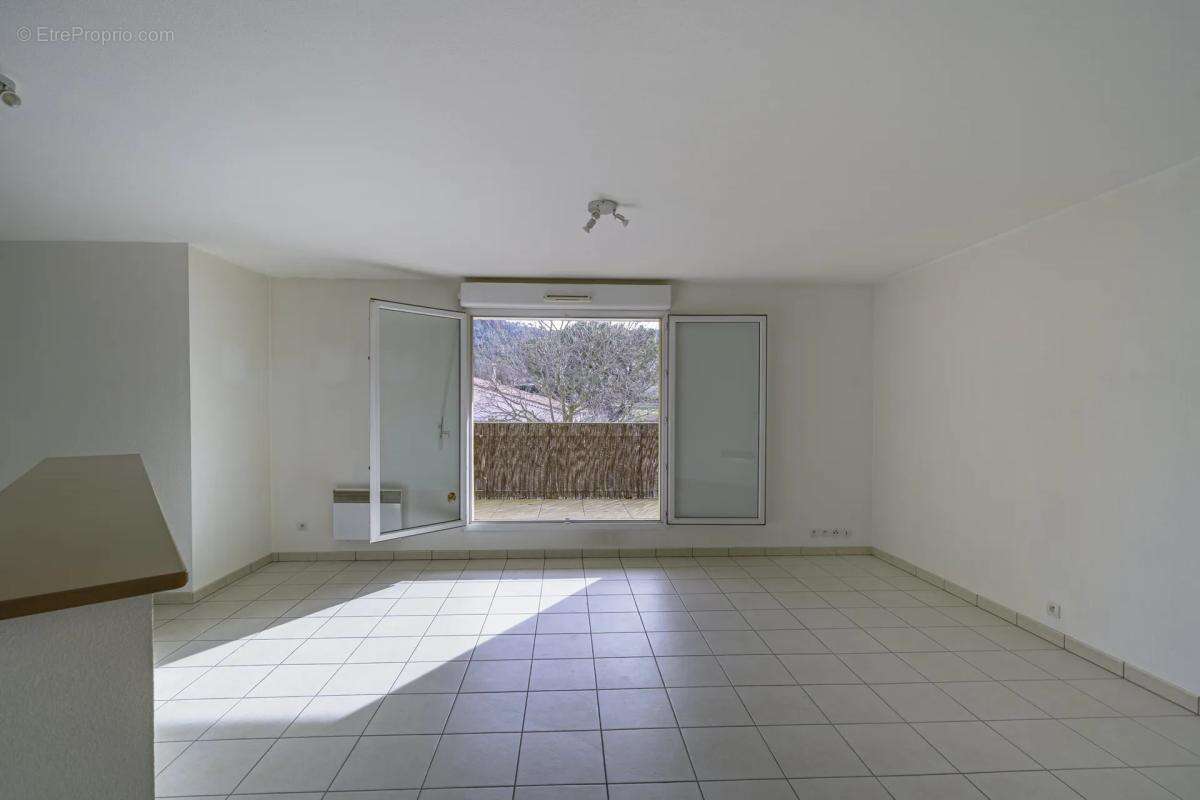 Appartement à LA ROQUE-D'ANTHERON