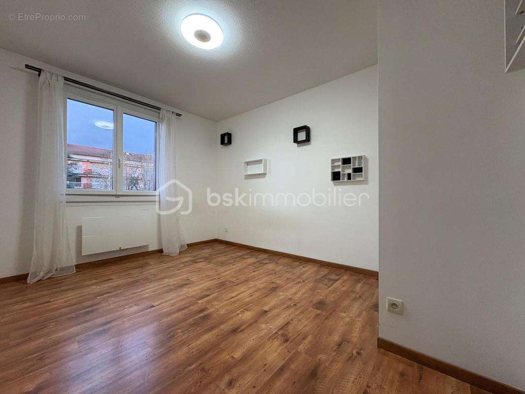 Appartement de type T4 transformé en T3 de 95 m2- Résidence sécurisée avec parc - photo 9