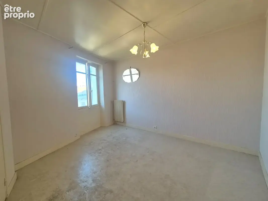 MIREFLEURS / Maison T5 de 115 M2, cour et nombreuses dépendances ! - photo 7