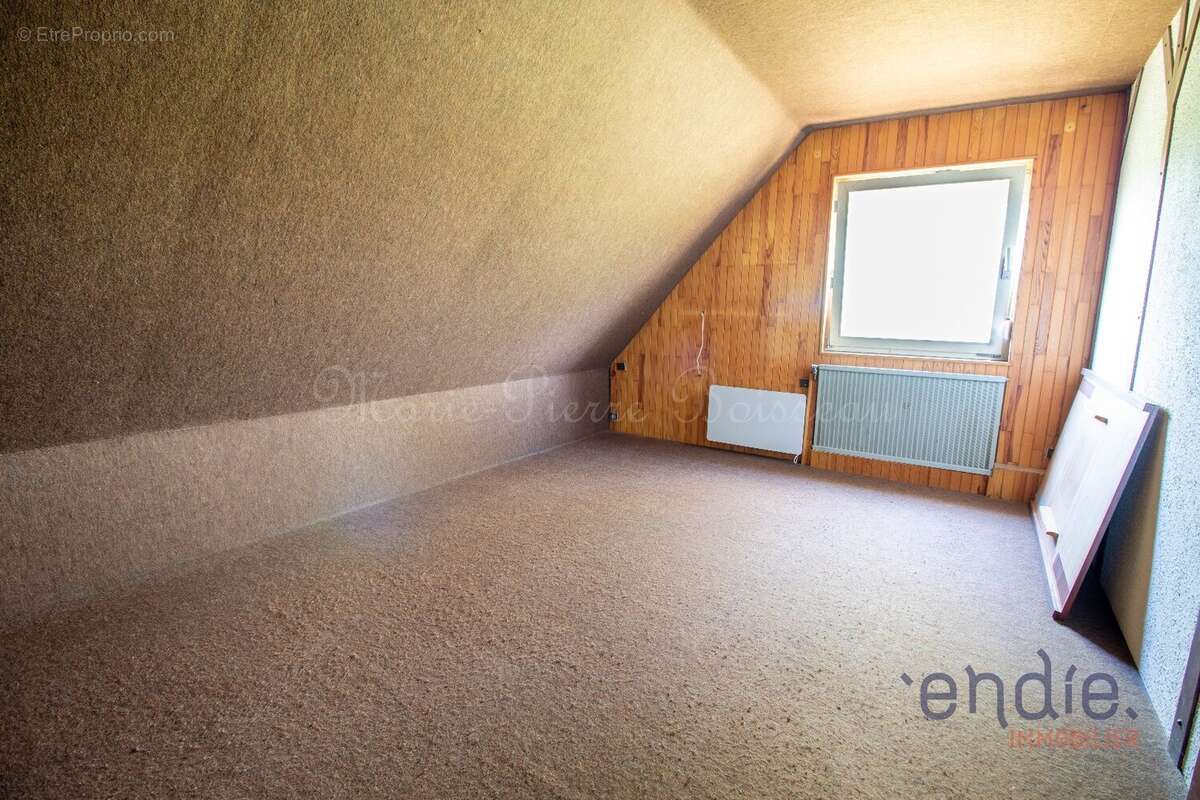 Bèze - Une maison familiale de 141,43 m² avec vue, terrain et âme de village - photo 9