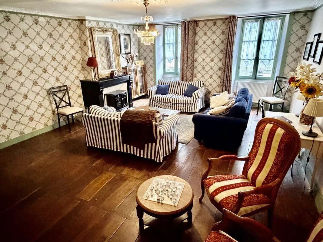 Grande maison de ville rénovée, dont l'âme authentique a été préservée. - photo 3