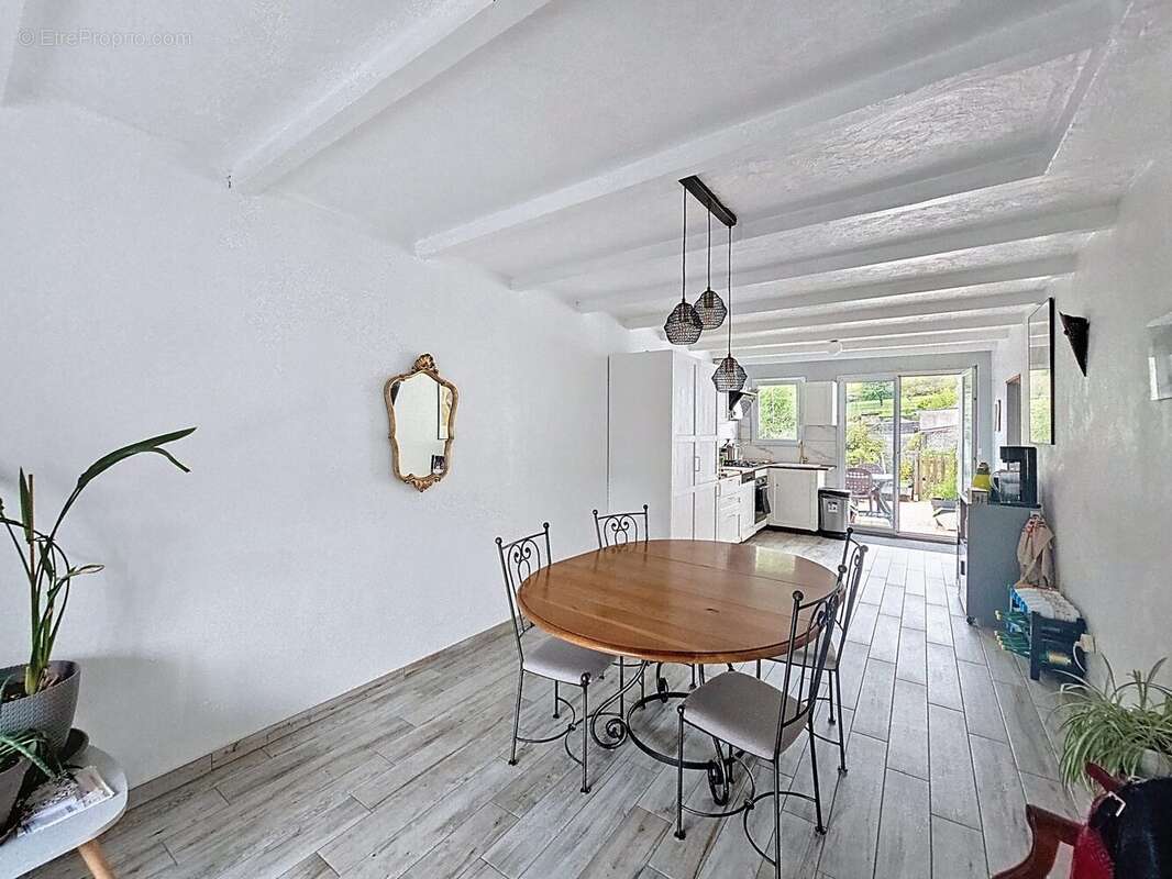 Appartement à CHATEL-SAINT-GERMAIN