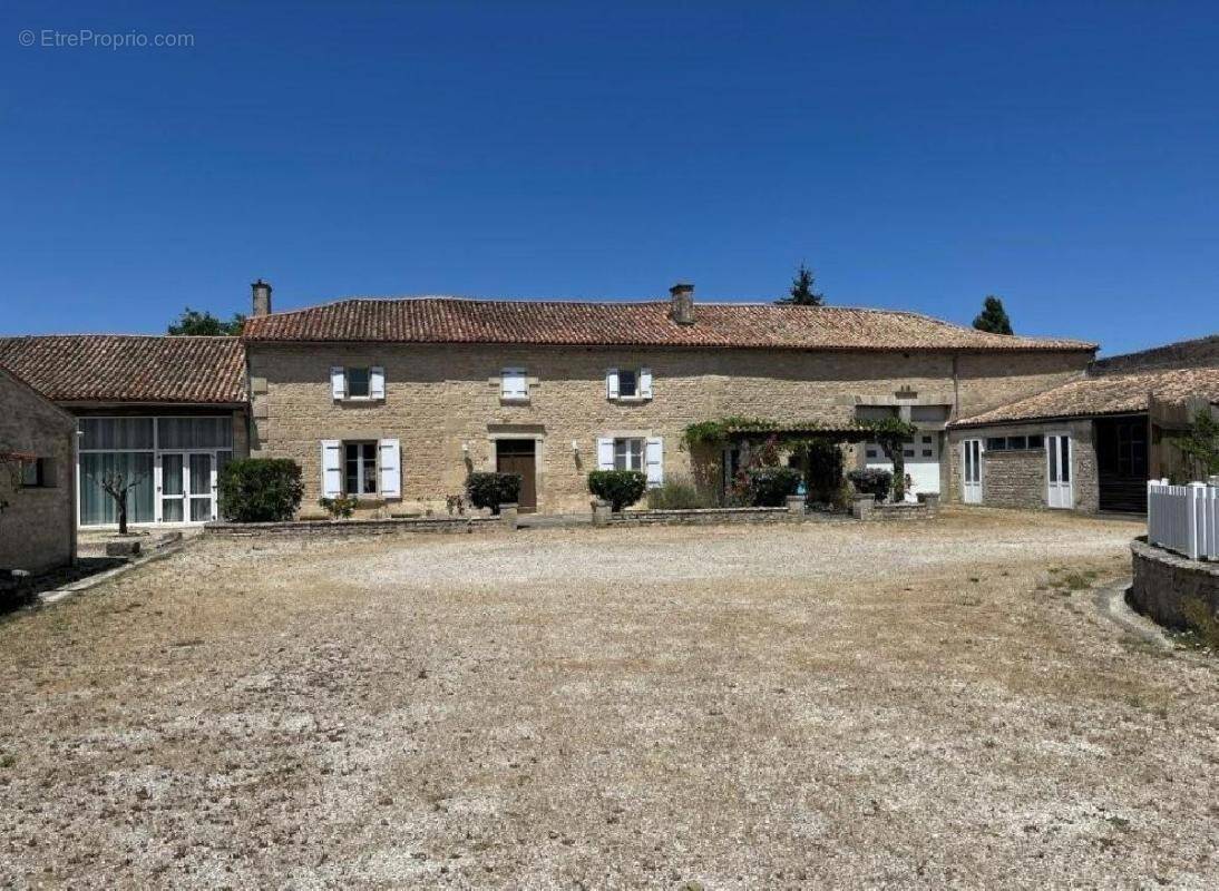 Maison à CHEF-BOUTONNE