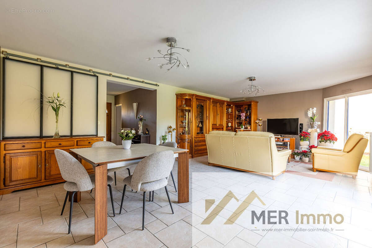 SAINT-PERE. Maison d'environ 125 m2 avec 4 chambres et superbe jardin paysager - photo 2