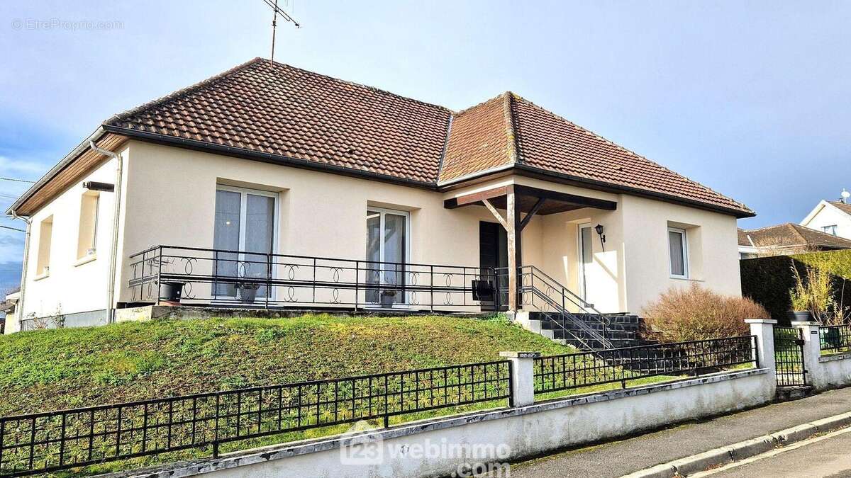 Joli pavillon de plain-pied sur sous-sol complet d'une surface habitable de 117 m² - Maison à MONTCORNET