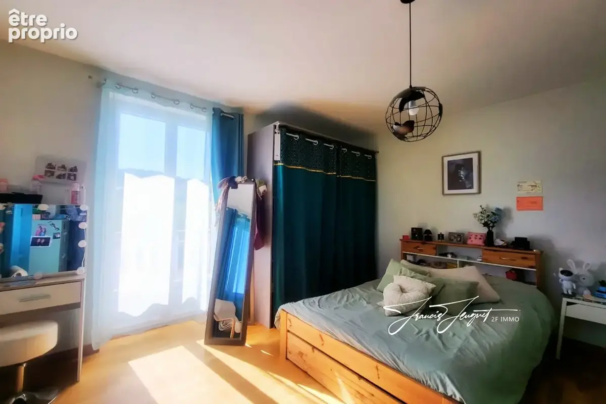 MÉSIGNY - T4 entièrement rénové - Toiture et PAC très récentes - Combles aménageables en appartement locatif - photo 13