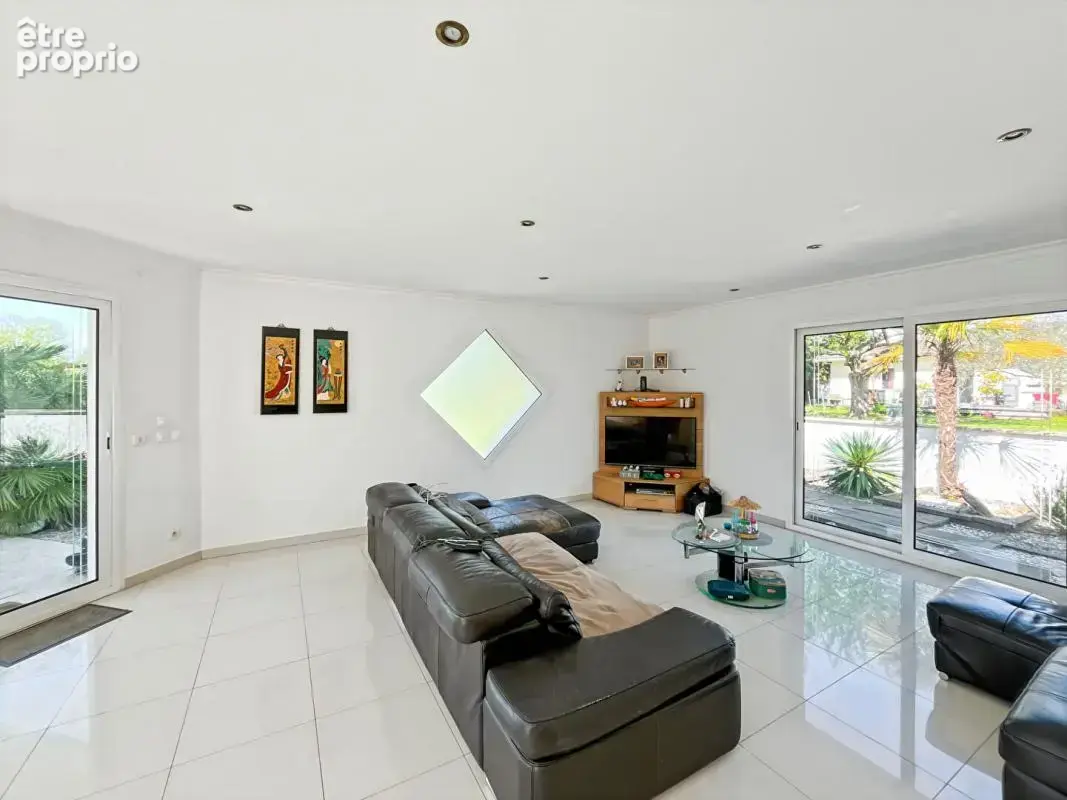 Maison familiale 150 m² - 4 chambres - Piscine - Garage - Ambarès - photo 3
