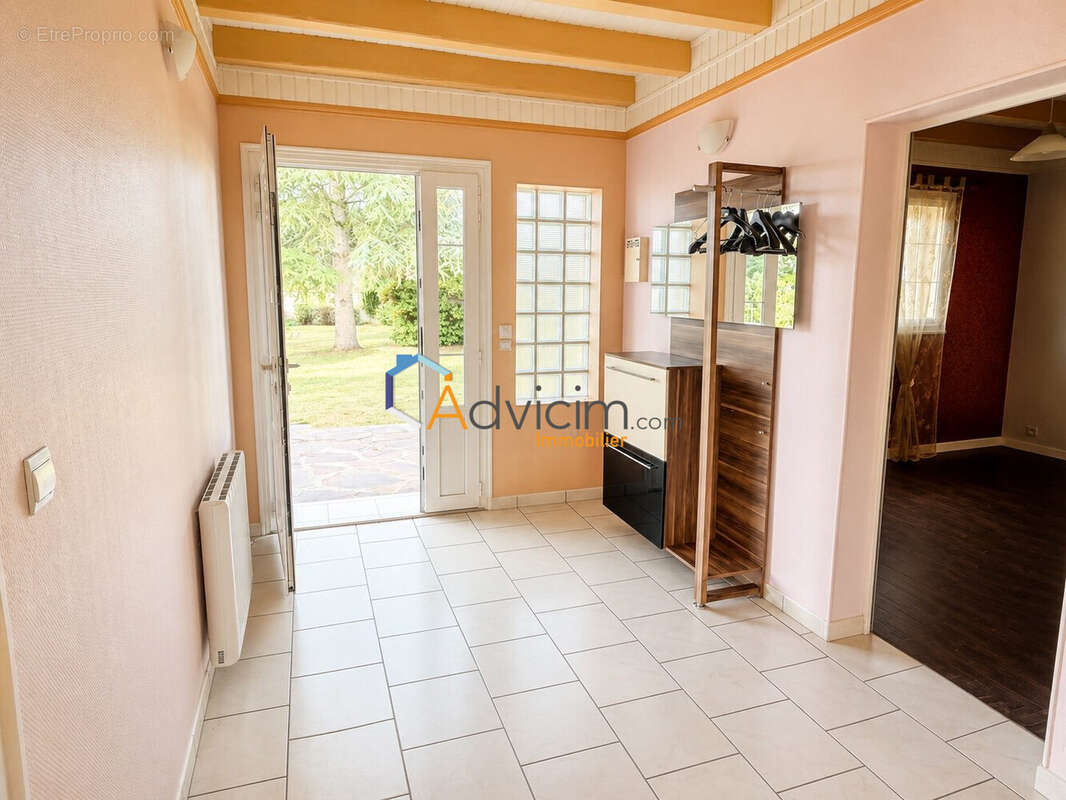 Maison 220 m² à Saint-Maurice-Sur-Fessard  - photo 2