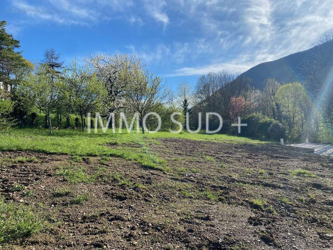 Terrain à SAINT-GEORGES-DE-COMMIERS