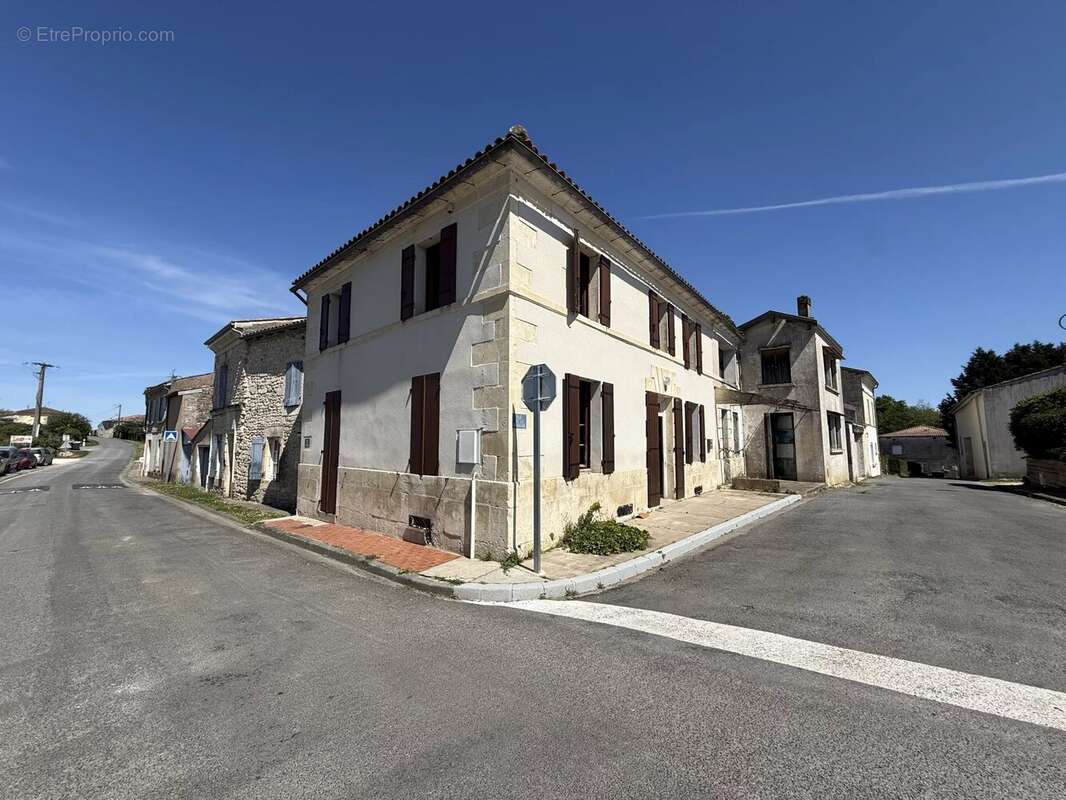 Maison à NIEUL-LE-VIROUIL