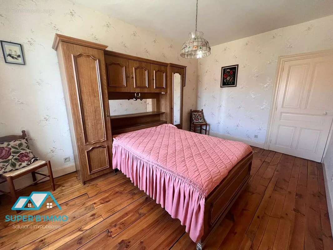 Maison de maitre avec dépendances et terrain - photo 8