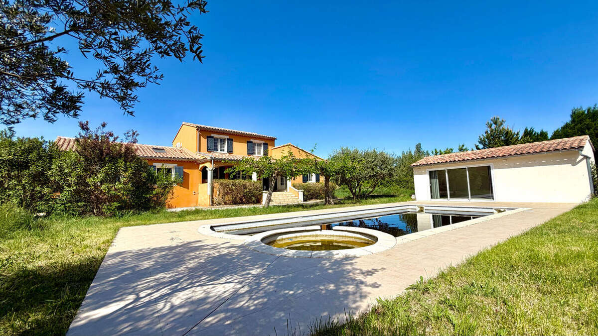 Maison à ENTRAIGUES-SUR-LA-SORGUE