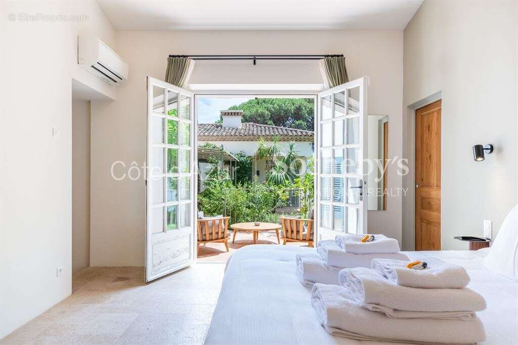Mas provençal rénové à Ramatuelle avec 1,8 hectares de forêt - photo 12