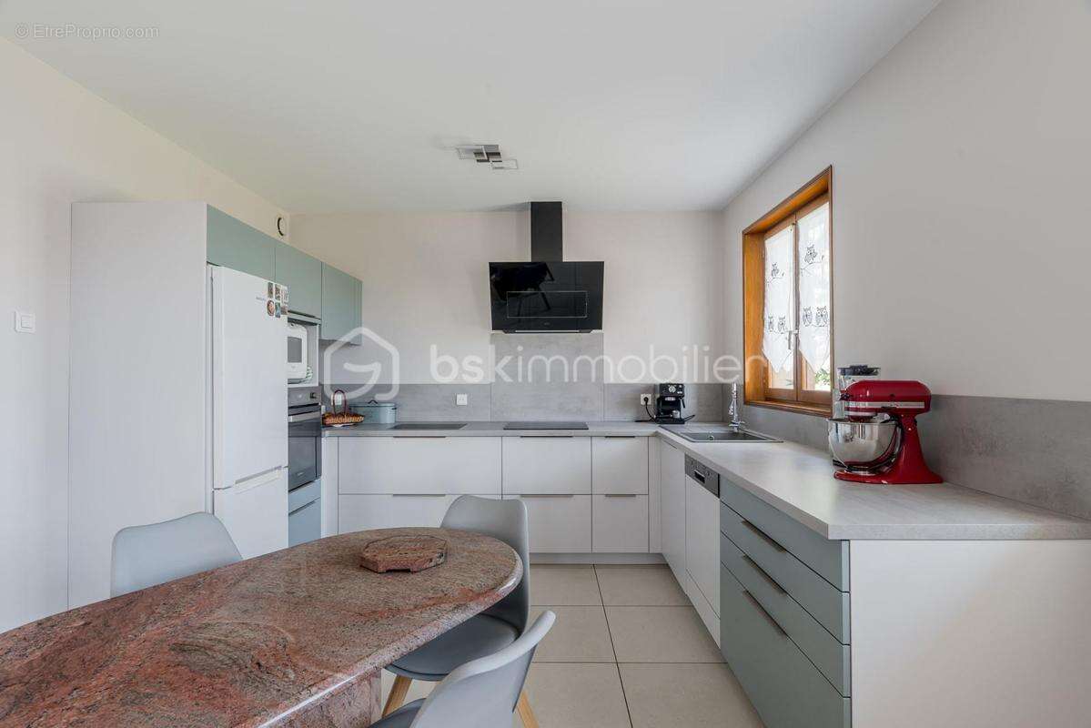 Maison au calme avec 4 chambres et un bureau sur sous sol complet - photo 7