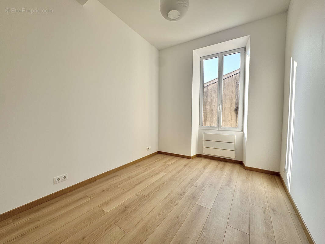 Appartement à SAINT-LAURENT-DU-VAR