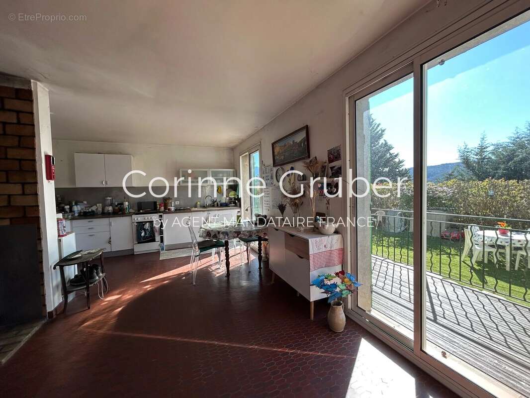 Appartement à MALLEMOISSON