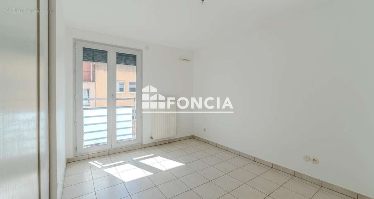 T4 - caluire renove etage eleve - balcon - garage double - photo 9