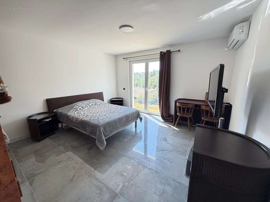 Figanières – maison récente de plain-pied – 109 m² – 3 chambres – dpe a – terrain 1 062 m² - photo 9
