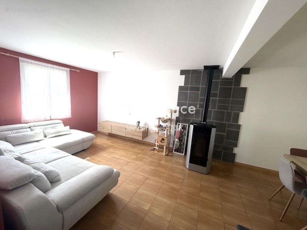 Maison à MAIGNELAY-MONTIGNY