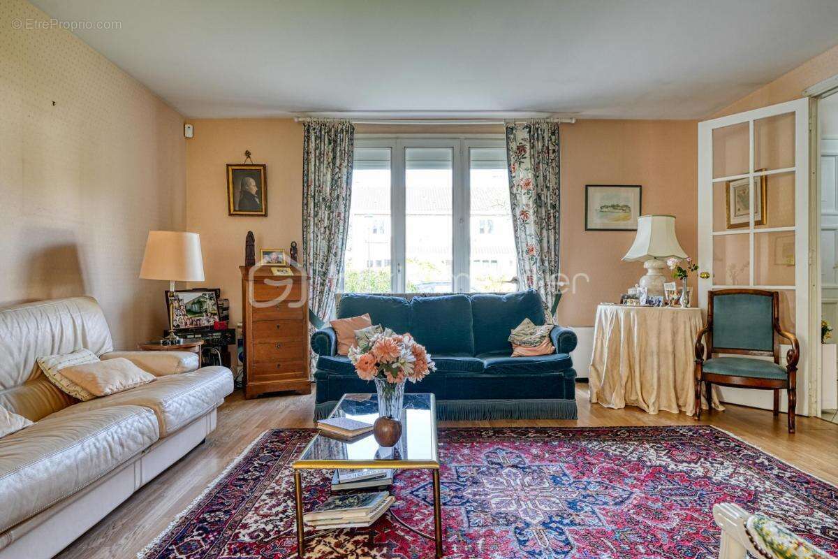 Maison à VOISINS-LE-BRETONNEUX