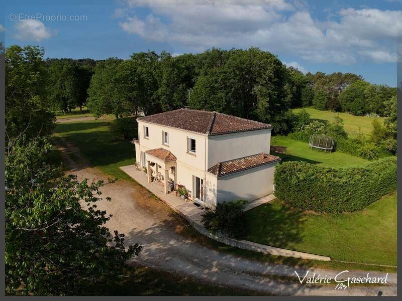 Maison à SAINT-SAUVEUR-DE-PUYNORMAND