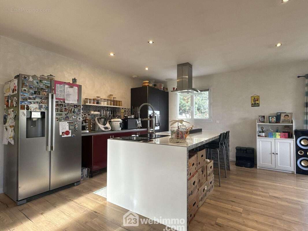 Et la cuisine ouverte façon US aménagée-équipée. - Maison à AMBERRE