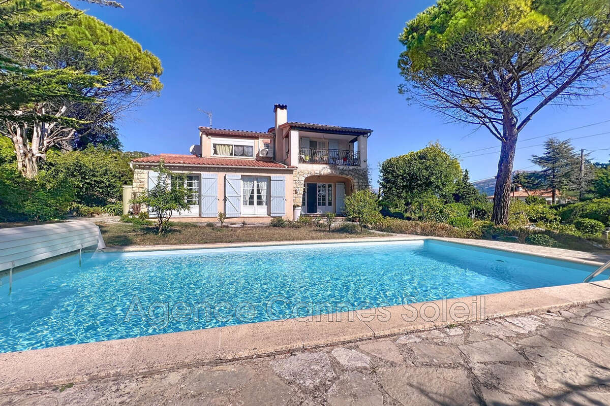 Maison à CHATEAUNEUF-GRASSE