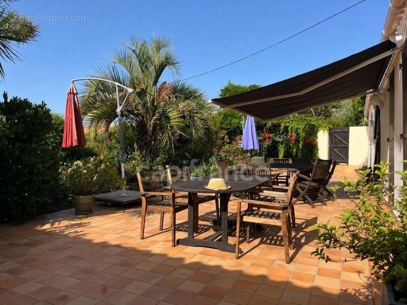 Propriété avec dépendances au coeur d’un jardin paysager– 230 m² habitables – À 10 min des plages des Sables-d'Olonne - photo 2