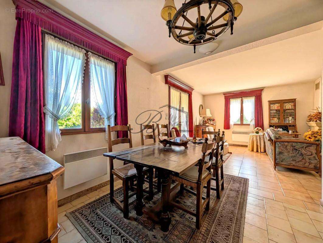 Maison à LA TOUR-D'AIGUES