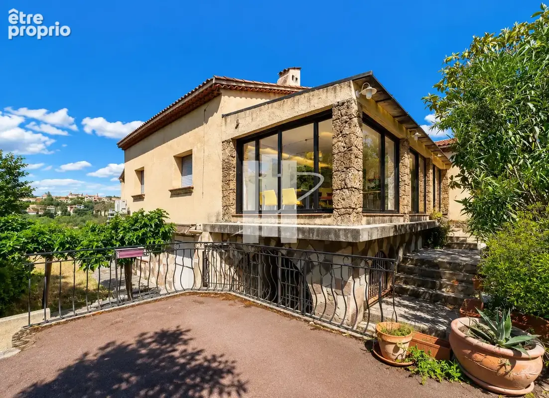 villa de 250m2 divisée en 2 appartements avec piscine. - photo 2