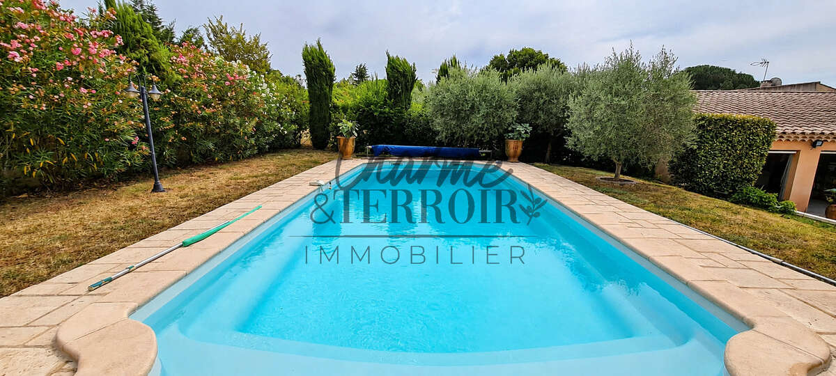 St Quentin la Poterie Villa avec piscine  - un cadre de vie méditéranéen privilégié - photo 11