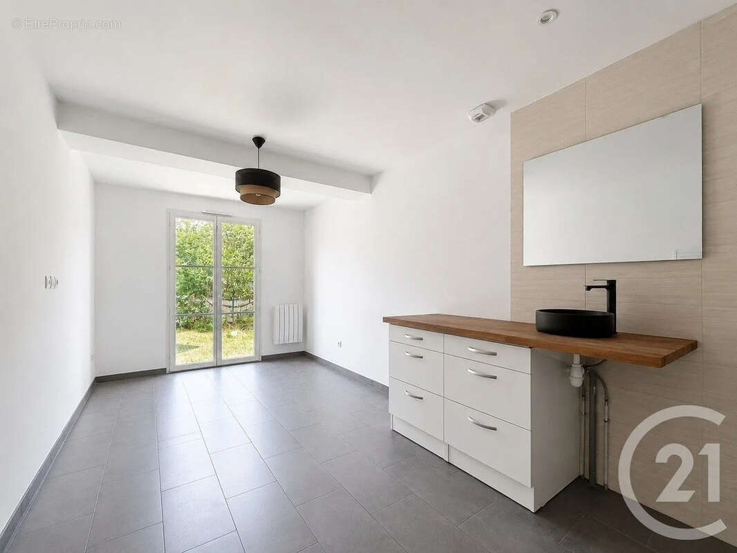 Maison 100 m² à Ville-Saint-Jacques  - photo 4