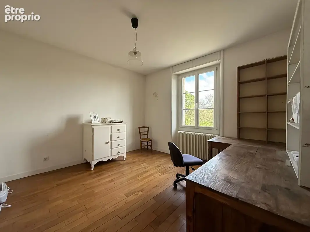 Maison de 215 m² aux prestations soignées rénovée en 2011 avec piscine chauffée entourée de verdure - photo 13