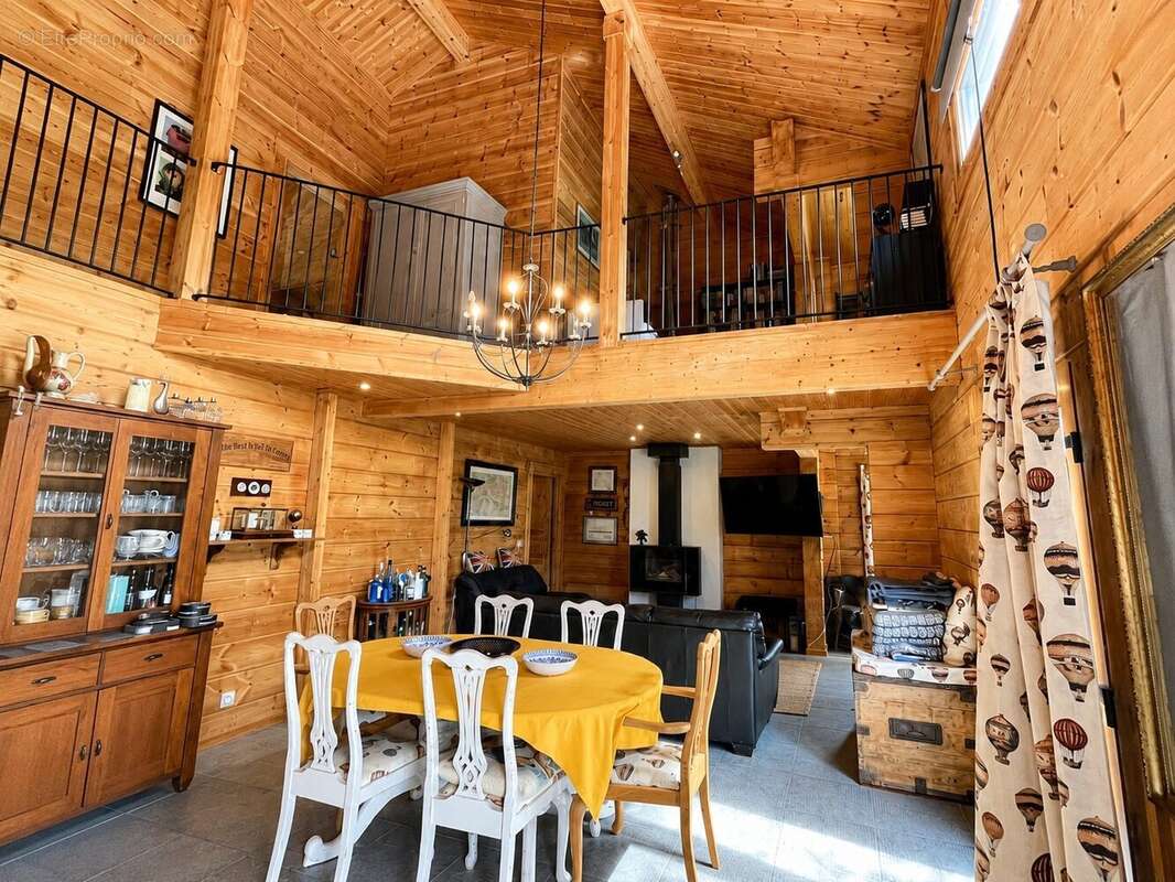 Open-plan wooden living and dining room in Rabastens-de-Bigorre  - Maison à RABASTENS-DE-BIGORRE