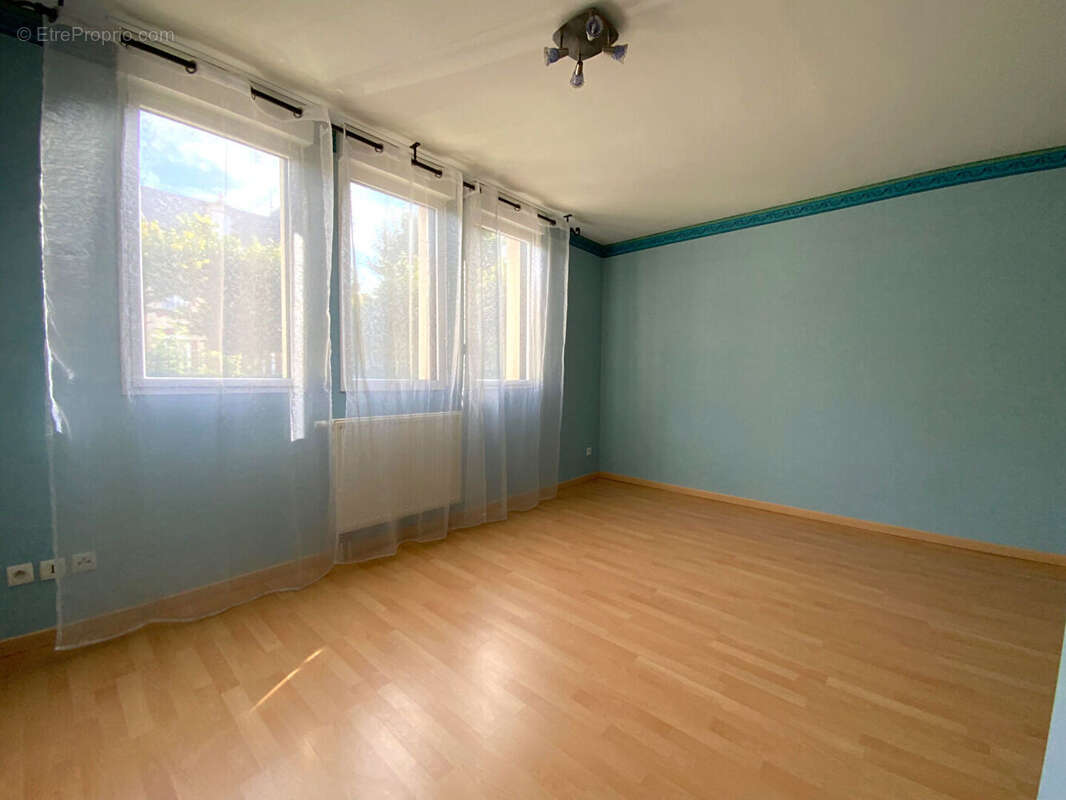 Centre de ste savine, spacieux t3 de plain pied de 73m² avec parking - photo 7