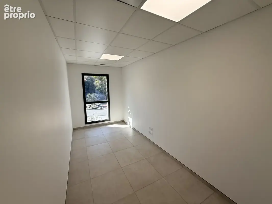 Bureau 14,55 m2 à Lorgues - photo 2