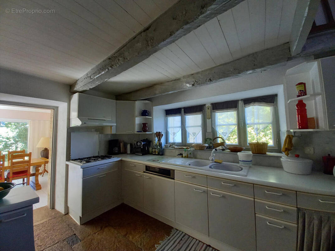 cuisine ouverte sur salon et sur sàmanger - Maison à ARCAMBAL