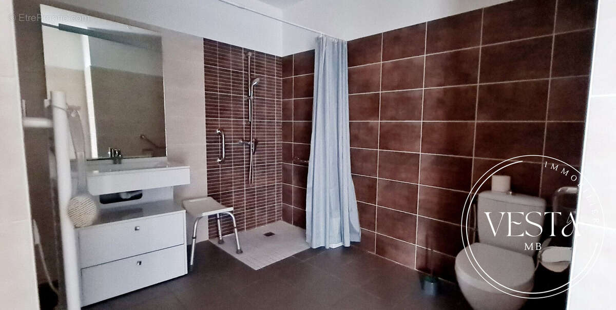 Sale de douche / WC - Appartement à DIJON