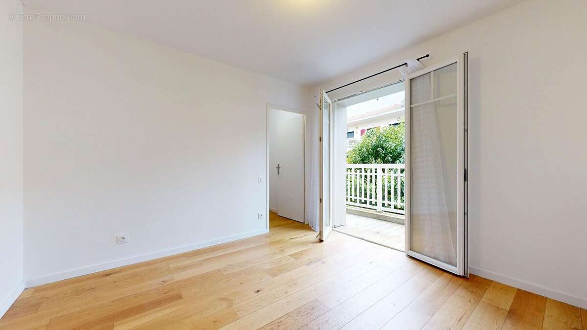 AppartementavecdeuxbalconsetparkingensoussolLaTest - Appartement à LE BOUSCAT