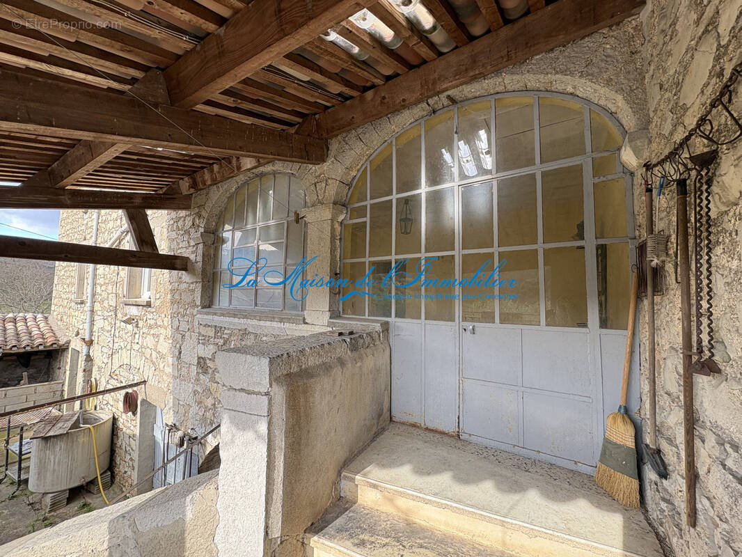 Courry, mas en pierre de 413 m2 de surface sur 533 m2 de terrain avec puit - photo 1