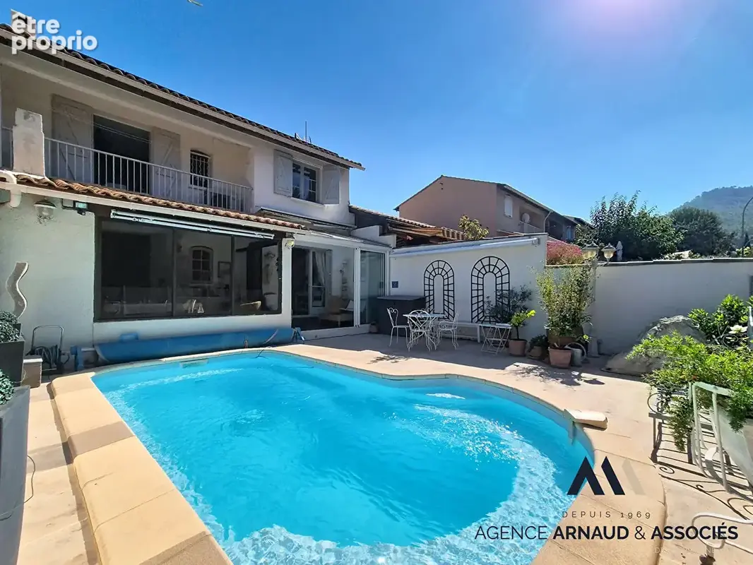 Photo Maison à Saint-Cyr-Sur-Mer au prix de 585 000€