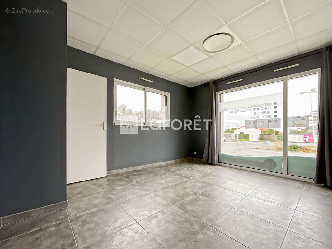 Local commercial Beaupreau En Mauges 85 m2 - photo 2