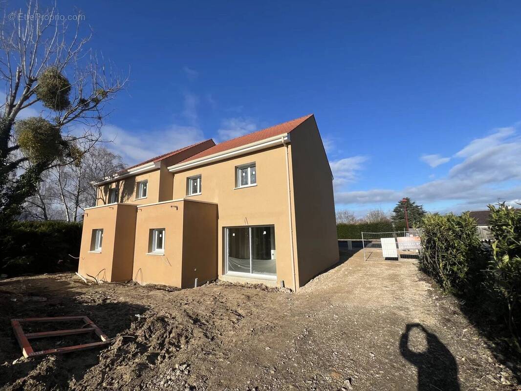 Maison à HOUDAN