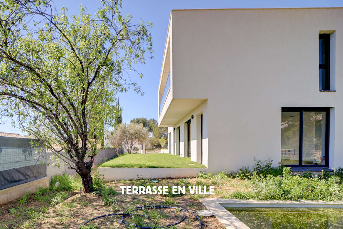 Maison à CEYRESTE