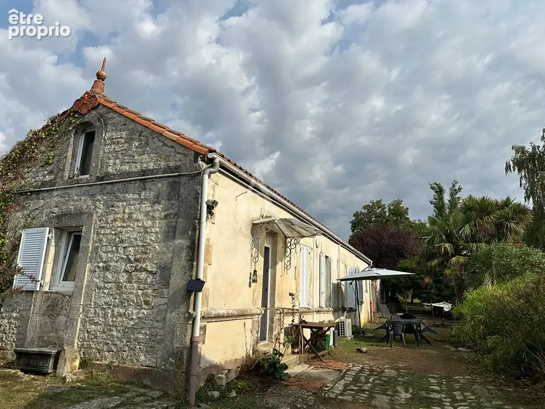 Rochefort - maison de charme avec mezzanine, grand terrain et dépendances - photo 3