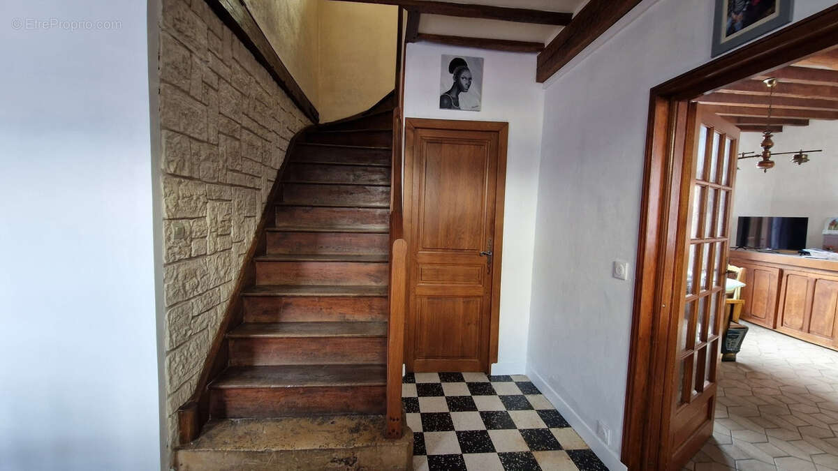 Maison à MAIGNELAY-MONTIGNY