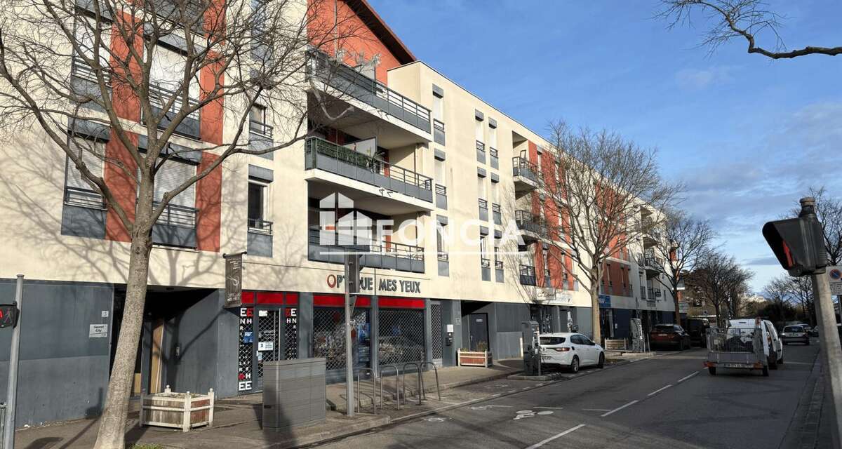 MEYZIEU CENTRE : T2 au dernier étage de 45m2, balcon avec vue - photo 2